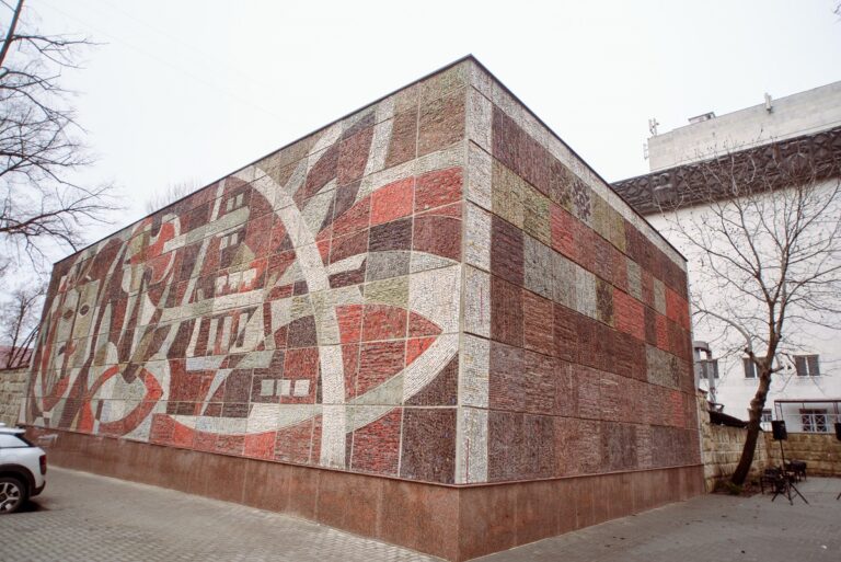 Mozaicul de pe fațada clădirii TNOB „Maria Bieșu”, inclus în Registrul monumentelor