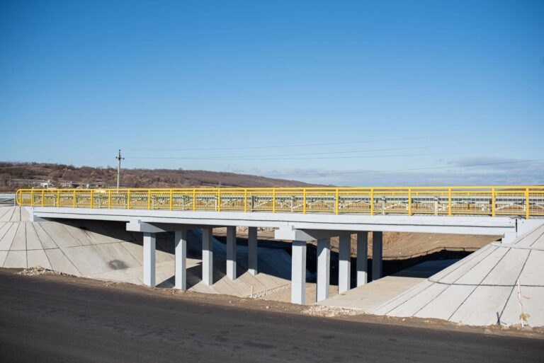 FOTO/ Un pod important ce asigură legătura către vama Sculeni a fost redeschis circulației