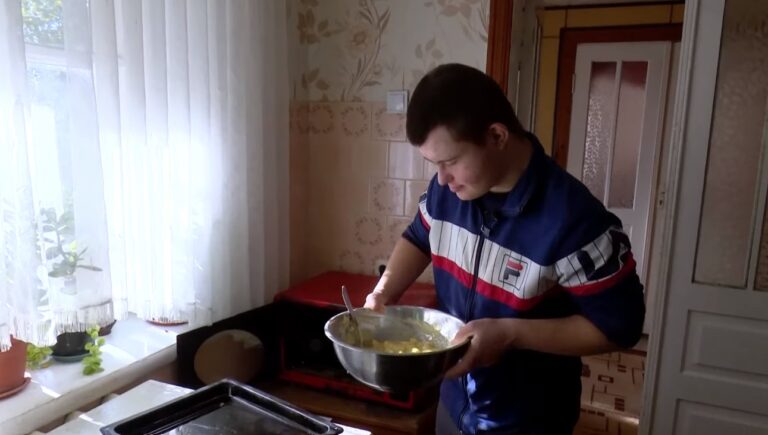 VIDEO/Sindromul Down nu l-a împiedicat să își realizeze visul de a deveni bucătar