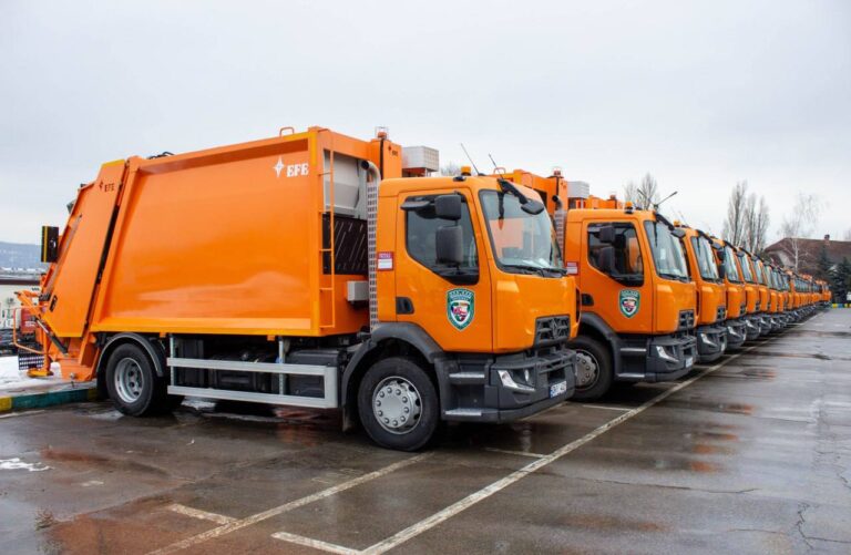 FOTO/ 30 de autospeciale moderne pentru transportarea deșeurilor, recepționate de Autosalubritate