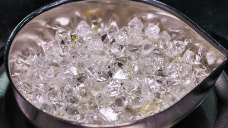 Cel mai mare producător de diamante, gigantul rus Alrosa, constrâns să se retragă din Angola