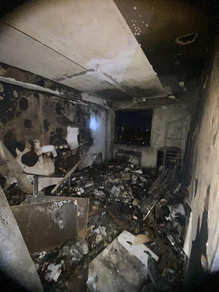 Incendiu grav într-un bloc din Capitală. Din clădire au fost evacuate 19 persoane