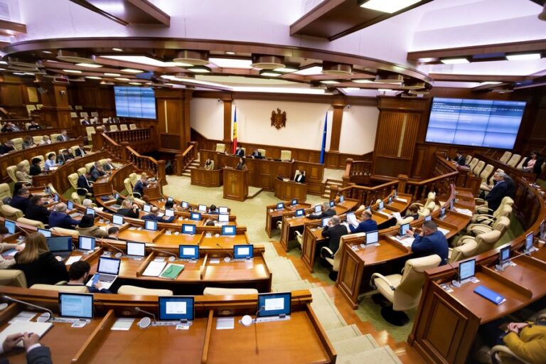 Deputații se întrunesc joi în ședință plenară: Biroul permanent a completat ordinea de zi