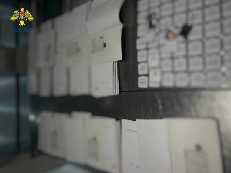FOTO/ A încercat să introducă fraudulos în R. Moldova 57 de microscheme și 430 de mape cu documente