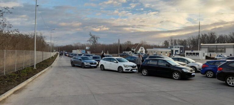 FOTO/ Cozi imense la vămile Leușeni-Albița și Sculeni. Circa 100 de autoturisme stau în rând