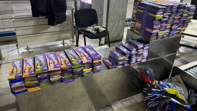 VIDEO/ Contrabandă: Ce au găsit vameșii într-un microbuz care transporta bagaje din Germania