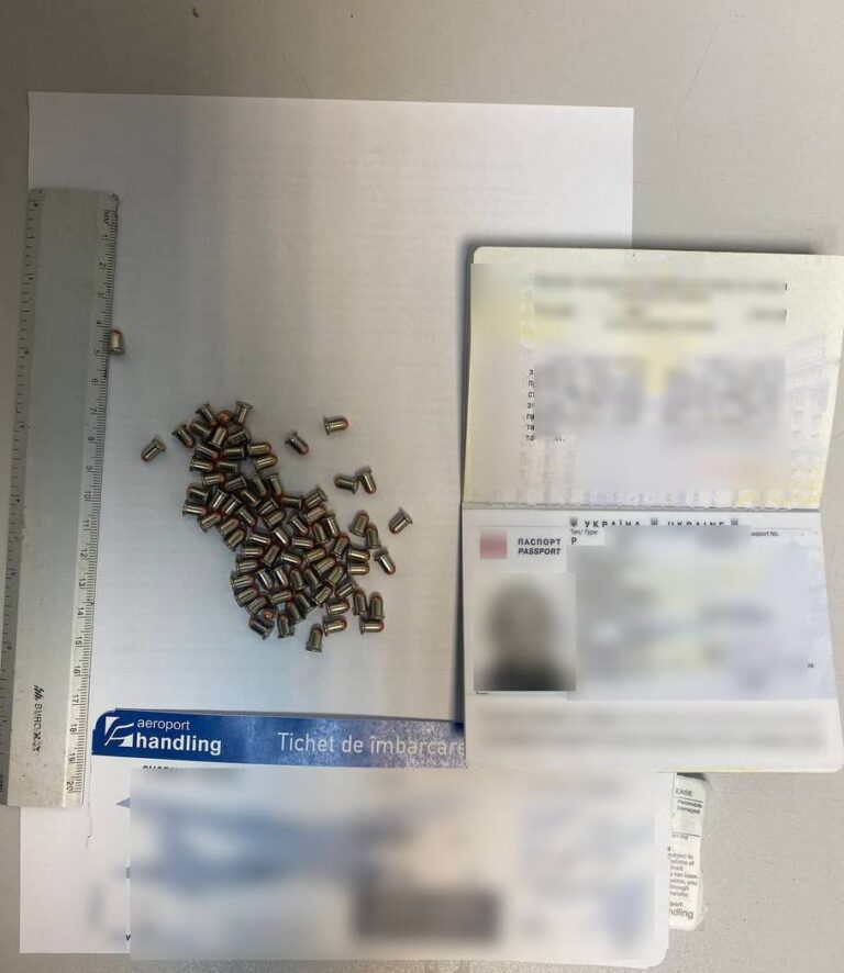 Peste 70 de cartușe, descoperite la Aeroportul Chișinău în bagajul unei femeie din Ucraina