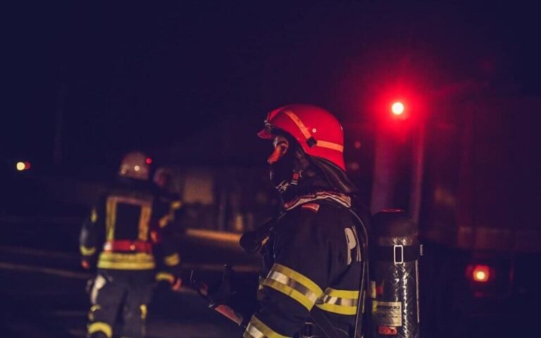 O casă de lemn din satul Sadova, mistuită de flăcări