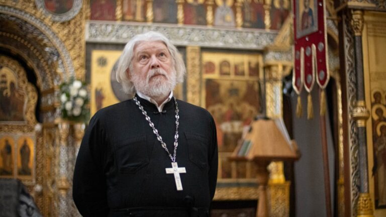 Un cunoscut preot rus, caterisit pentru că a refuzat citirea rugăciunii de război, impusă de patriarhul Kiril