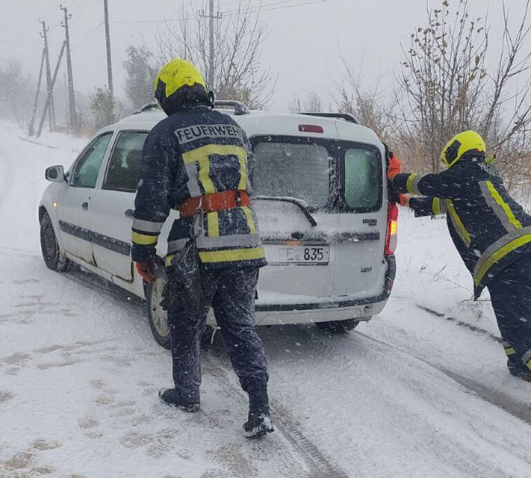 Din cauza vântului și ninsorilor, 40 de localități rămân parțial deconectate de la energia electrică