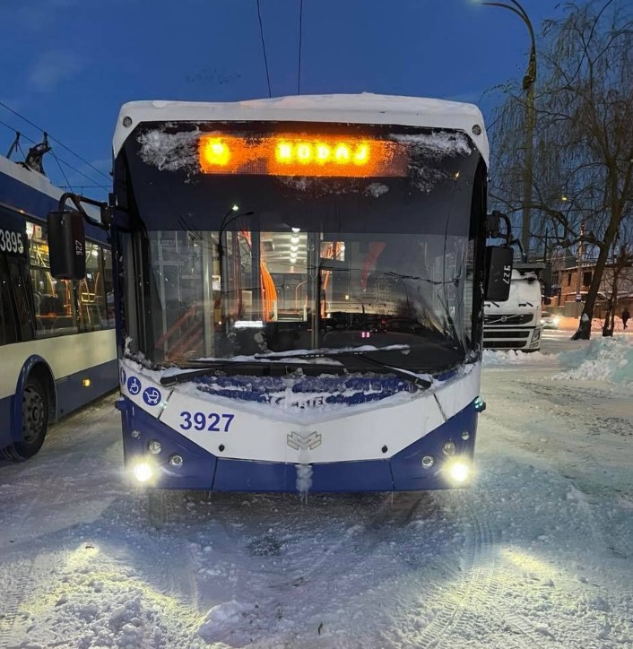 După sistările de aproape o zi, troleibuzele și autobuzele au revenit pe străzile Capitalei