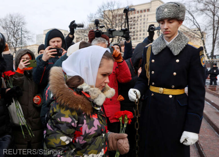 Protest organizat la Kremlin de soţiile soldaţilor care luptă în Ucraina: Mai mulţi jurnalişti, reţinuţi
