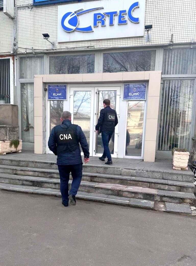 Licitații trucate la RTEC. Vicedirectorul și contabilul-șef al instituției, săltați de CNA
