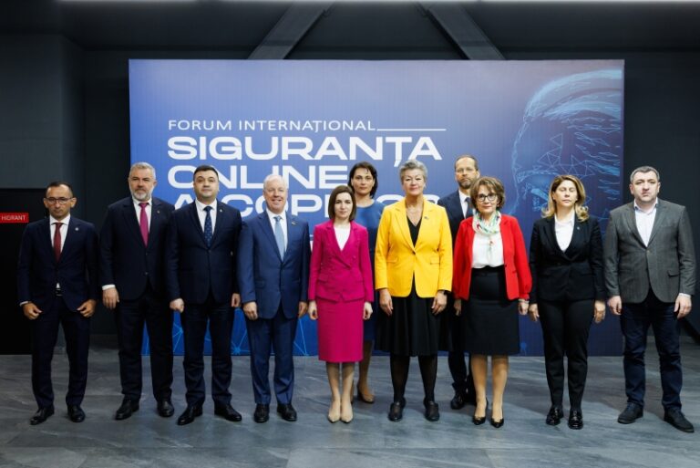 Comisarul UE pentru Afaceri Interne, la Chișinău. Oficialul a participat la un forum dedicat siguranței online