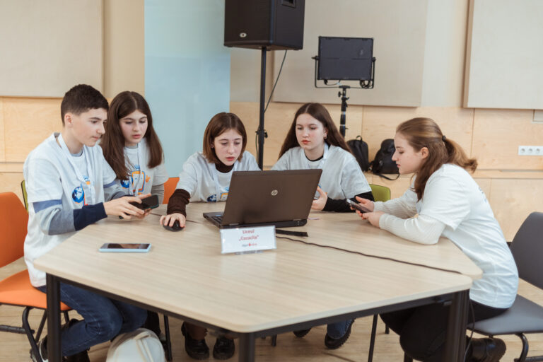 10 echipe de elevi din țară, participante la concursul național dedicat siguranței online