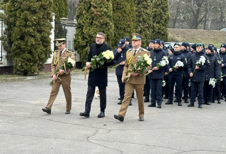 Depunere de flori la Ambasada Ucrainei la Chișinău. Cristian-Leon Țurcanu: Federația Rusă reprezintă cea mai gravă amenințare la adresa securității continentului european