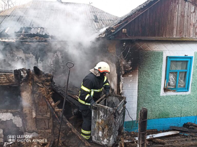 O casă din raionul Sângerei, mistuită de flăcări din cauza unei butelii de gaz. Proprietarul a ajuns la spital cu arsuri