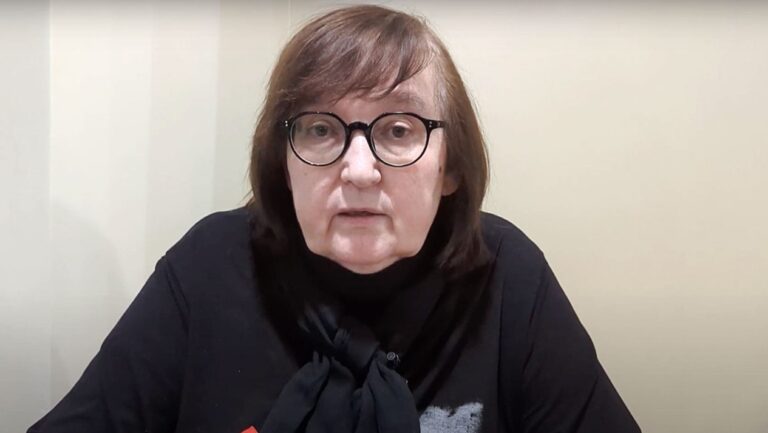 VIDEO/Mama lui Navalnîi a văzut corpul neînsuflețit al fiului ei. Anchetatorii au avertizat-o să organizeze o înmormântare secretă