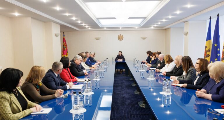 Inițiativa de organizare a referendumului pro-UE, discutată de Maia Sandu cu profesori și rectori