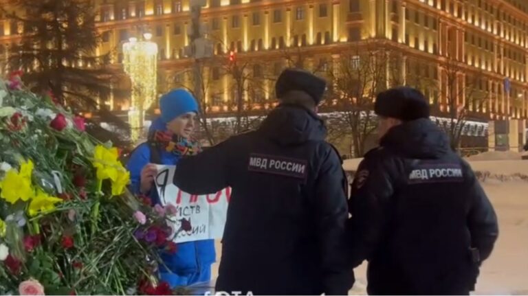 Aproximativ 400 de persoane, reținute la manifestațiile de comemorare a lui Navalnîi