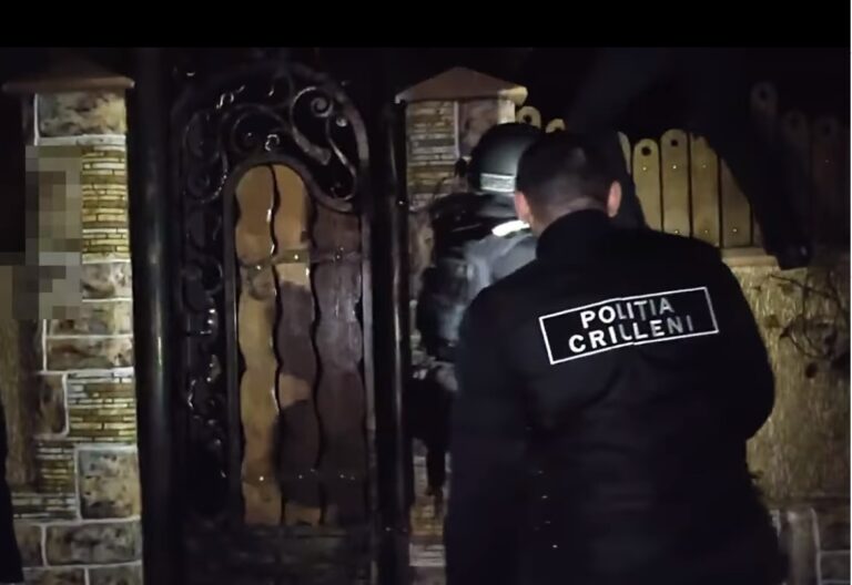 VIDEO/ Percheziții la 3 persoane din raionul Criuleni care perfectau acte românești false. Ce sume încasau bărbații