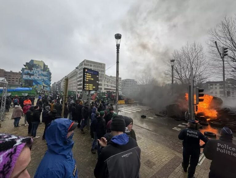 Străzile Bruxelles-ului, blocate de tractoare și de anvelope arse. Protestele, organizate în ziua reuniunii miniștrilor Agriculturii din UE