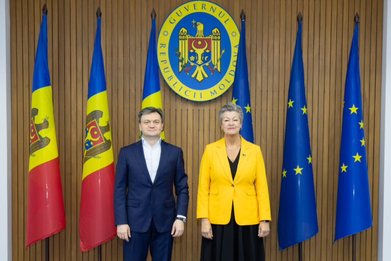 Consolidarea securității naționale, discutată la întâlnirea dintre premierul Dorin Recean și comisarul UE pentru Afaceri Interne