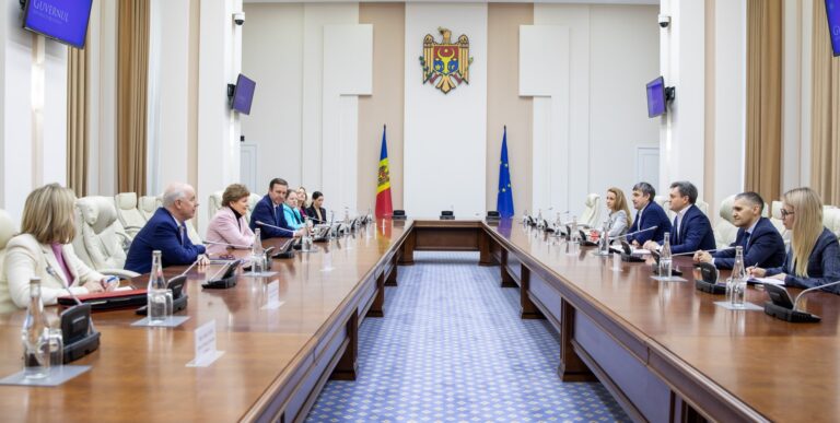 Situația de securitate din regiune și consecințele războiului hibrid, discutate de Recean cu senatori americani