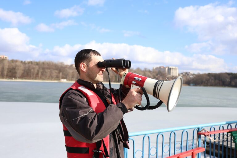 O tânără de 24 de ani, salvată de la înec în parcul Valea Morilor