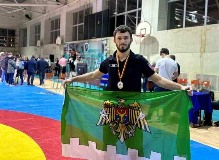 Luptătorul Veniamin Borzin, pe podiumul unui turneu internațional de la Chișinău