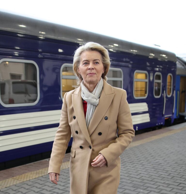Ursula von der Leyen salută la Kiev rezistența ucraineană în cei doi ani de război