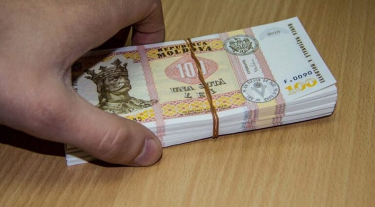Tot mai mulţi moldoveni aleg să îşi păstreze economiile în bănci