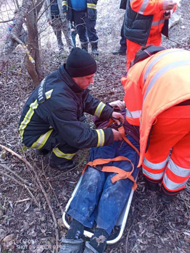 Un bătrân, dispărut de trei zile, a fost salvat dintr-o prăpastie de angajații IGSU