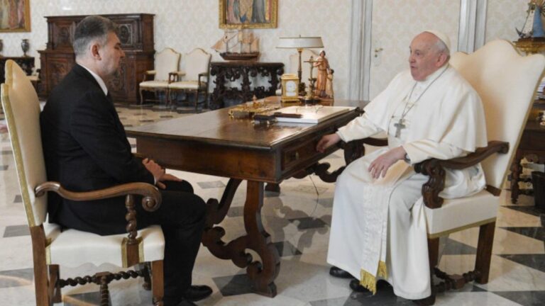Papa Francisc l-a primit în audiență pe premierul României, Marcel Ciolacu