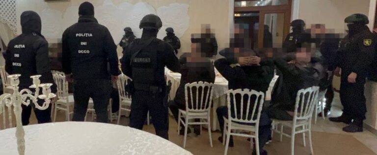 Mai mulți interlopi din Moldova și Ucraina, săltați de polițiști în timpul unei reuniuni într-un restaurant