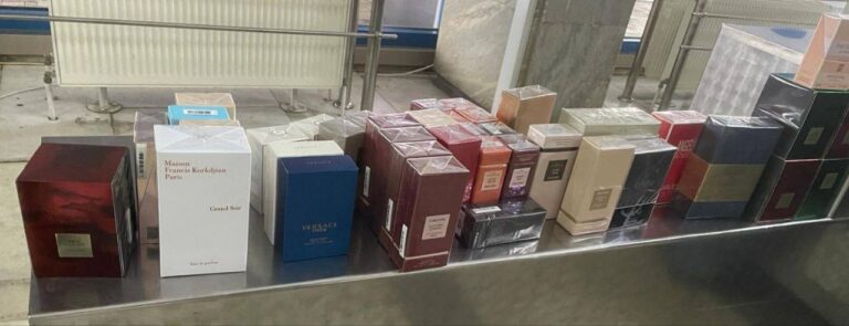Haine și parfumuri aduse din Turcia, ridicate de vameși la punctul Leușeni