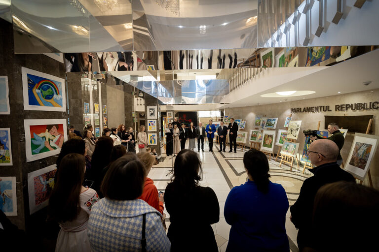 VIDEO/ Doi ani de război în Ucraina: Parlamentul găzduiește o expoziție de desene ale copiilor dedicate păcii