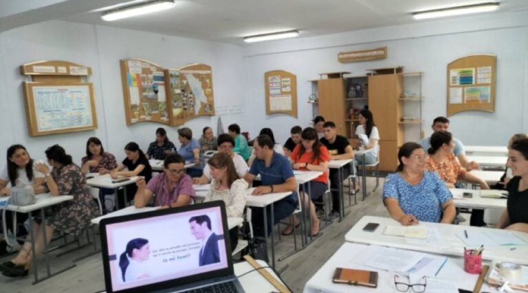 Primii 3800 de funcționari și bugetari s-au înscris pentru noua etapă a programului de studiere a limbii române