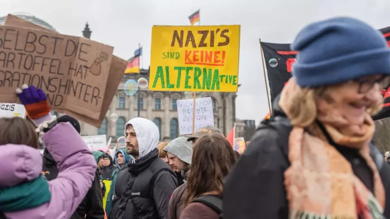 Proteste în Germania: Mii de oameni s-au adunat în faţa Parlamentului din Berlin împotriva extremei drepte