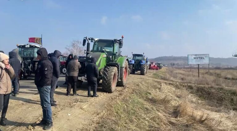 Vama Leușeni, din nou blocată. Fermierii au revenit la proteste, fiind nemulțumiți de „negocierile mimate” de la Ministerul Agriculturii