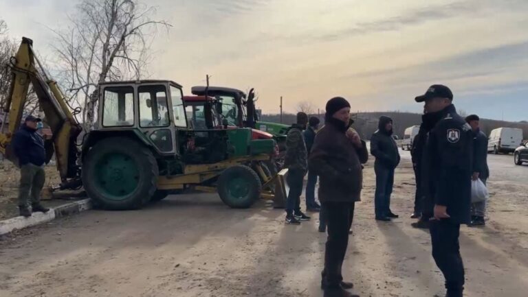 Agricultorii din sudul țării au ieșit cu tehnica agricolă în stradă: Forța Fermierilor cheamă Guvernul la dialog