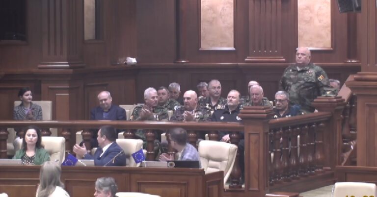 Aplauze și onoruri pentru veteranii Războiului de la Nistru în Parlament