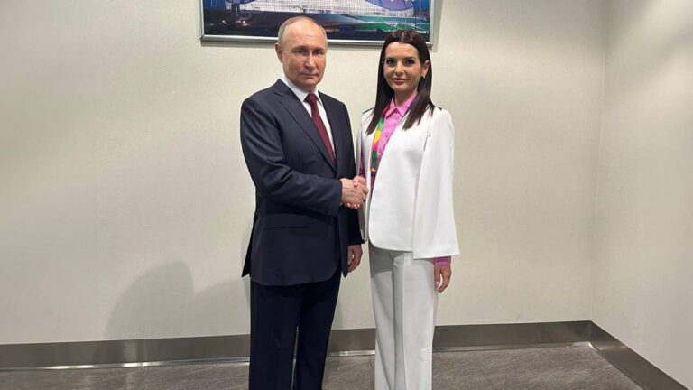 Reacții după afișarea Evgheniei Guțul într-o fotografie cu Putin. Șeful Procuraturii Generale: Cauza penală pe numele bașcanului, pe ultima sută de metri