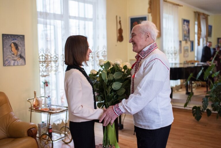 Compozitorul Eugen Doga, felicitat personal de șefa statului Maia Sandu