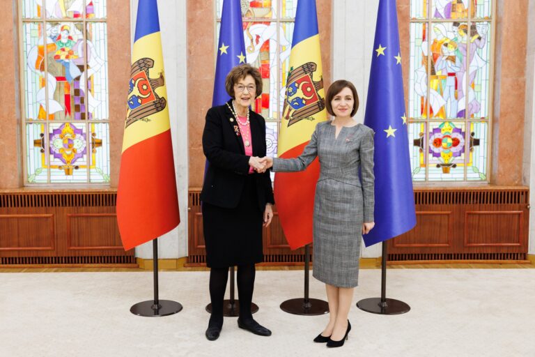 Secretarul de stat al Carolinei de Nord, SUA, decorat cu „Ordinul Republicii”