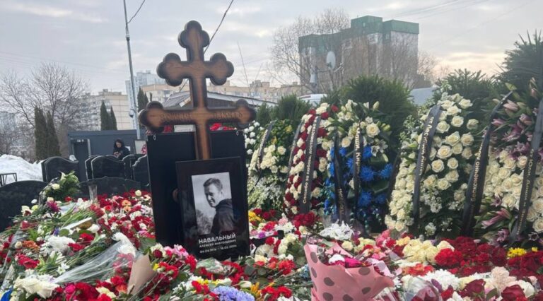Cozi la cimitirul unde a fost înmormântat opozantul rus Aleksei Navalnîi