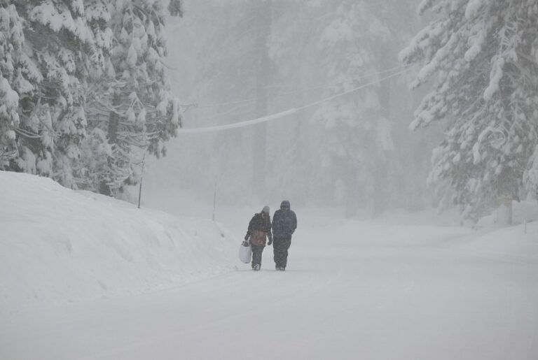 VIDEO/Primăvara a început cu furtuni de zăpadă în vestul SUA. În nordul statelor California și Nevada troienele au ajuns la 3 metri