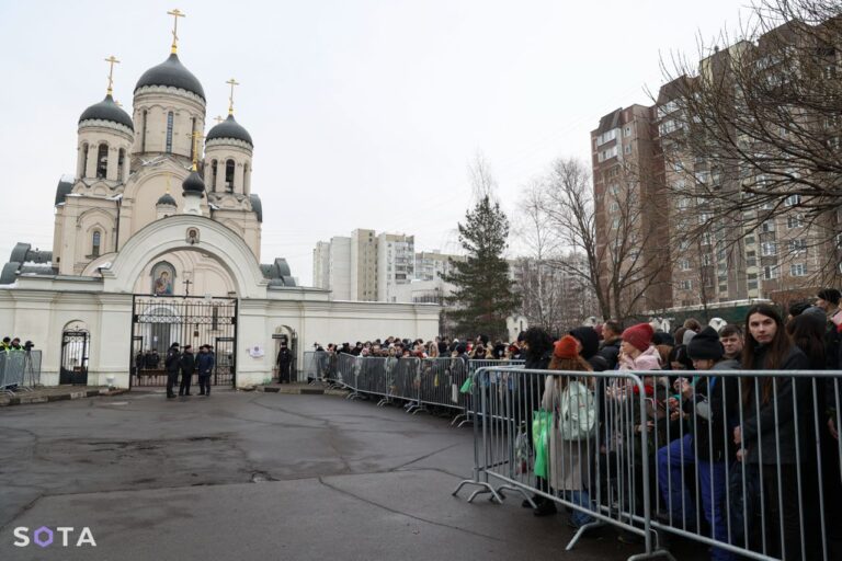 Mii de ruși se adună în fața bisericii din Moscova unde va avea loc slujba de înmormântare a lui Aleksei Navalnîi