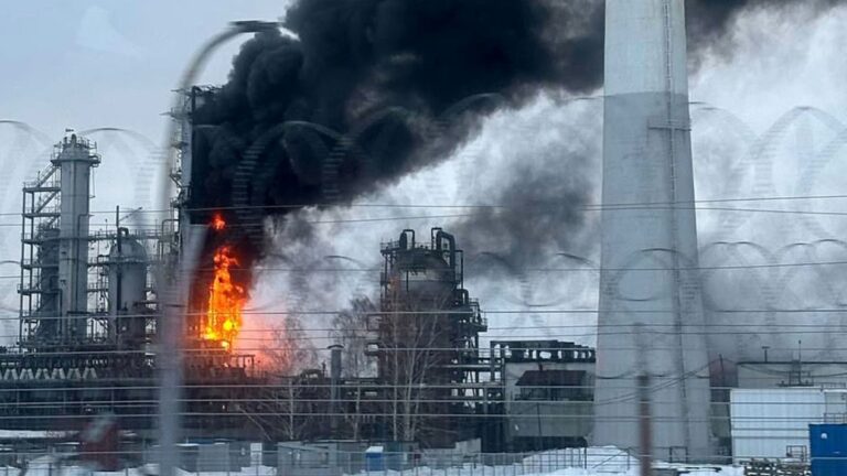 Rusia, lăsată fără combustibil de atacurile Ucrainei. „Kievul a descoperit vulnerabilitatea tehnologică a Moscovei”, notează Politico