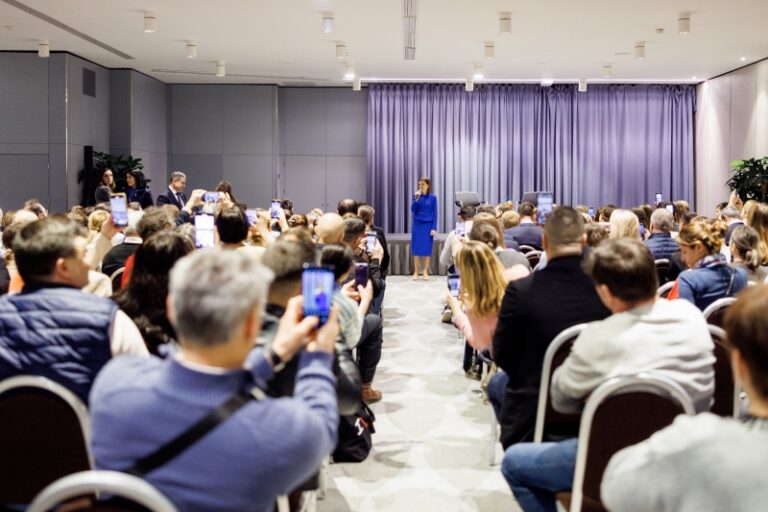 Un grup de moldoveni din Franța s-a întâlnit cu șefa statului, Maia Sandu